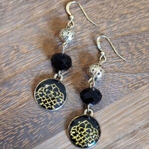 Vintage Vtg Black & Gold Tone Glass Beaded Lightweight Dangle Earrings
